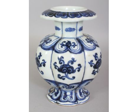 A CHINESE MING STYLE BLUE & WHITE PORCELAIN VASE, the hexafoil lobed sides decorated with repeated lingzhi between formal bor