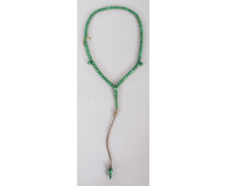 A GOOD QUALITY CHINESE JADE-LIKE GREEN HARDSTONE NECKLACE, with a slender vase-form pendant, approx. 27in long.