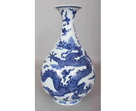 A GOOD QUALITY CHINESE MING STYLE BLUE & WHITE YUHUCHUNPING PORCELAIN DRAGON VASE, 13.2in high.