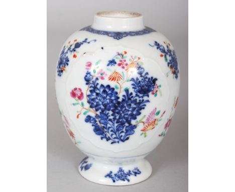 AN 18TH CENTURY CHINESE QIANLONG PERIOD FAMILLE ROSE & UNDERGLAZE-BLUE PORCELAIN TEA CADDY, 4.2in high.
