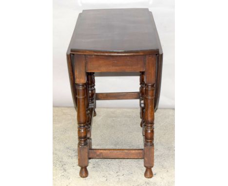 Mahogany gate leg table on turned legs. 74 x 136 x 104cm