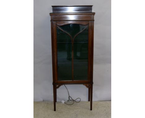 Mahogany 2 shelf glass door display case. 145 x 55 x 35cm