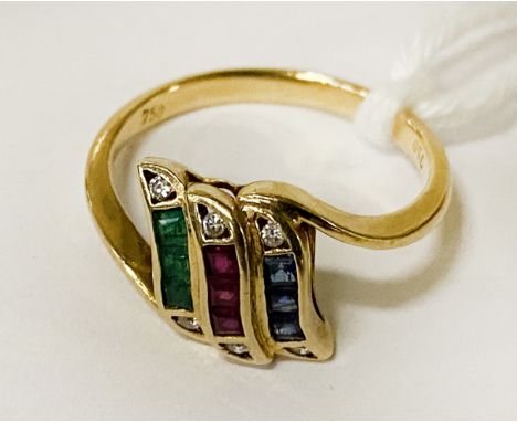 18CT YELLOW GOLD, EMERALD, SAPPHIRE &amp; RUBY RING - SIZE N