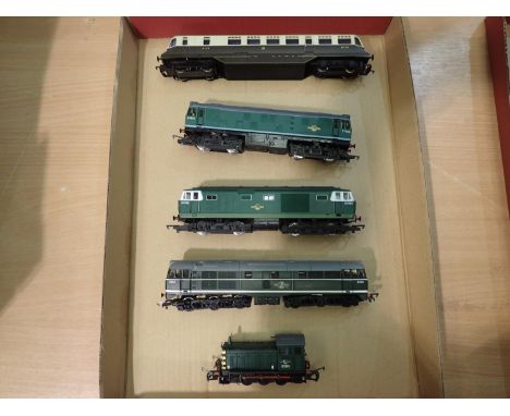 Five assorted OO scale diesel locomotives including Railcar, CL31, Hymak and others, mostly very good to excellent condition,