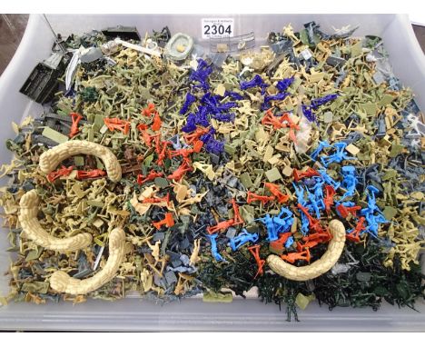 Approximately 500 1/72 scale plastic soldiers, various makes and types, mostly unpainted. UK P&amp;P Group 1 (£16+VAT for the