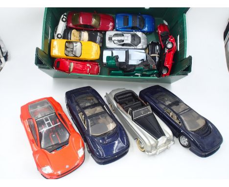 Eleven unboxed, mixed scale diecast models in very good condition, including Maisto, Mojorette, Corgi and Motor Max. UK P&amp