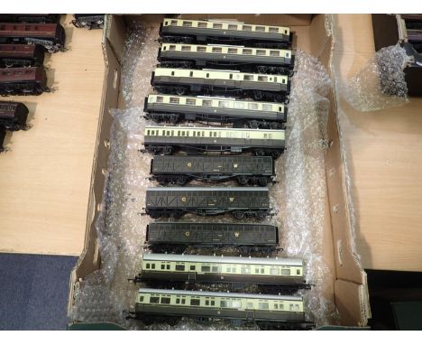 Ten unboxed OO scale GWR related coaches including two auto coaches, mostly very good to excellent condition. UK P&amp;P Grou