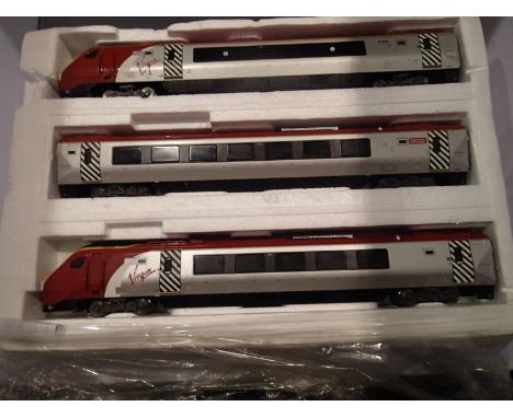 OO gauge Bachmann three car class 220 Virgin Voyager, Welsh Dragon set, near mint, poly tray only. UK P&amp;P Group 2 (£20+VA
