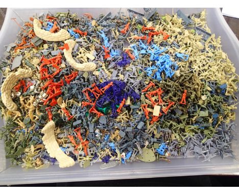 Approximately 500 1/72 scale plastic soldiers, various makes and types, mostly unpainted. UK P&amp;P Group 1 (£16+VAT for the