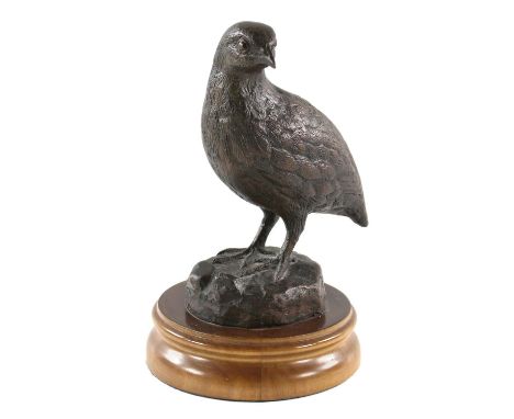 Relano, Lucio: (1942 Següenza). Rebhuhn. Braun patinierte Bronze auf Holzsockel. H: 15 bzw. 19 cm. Am Bronzesockel li. sign. 