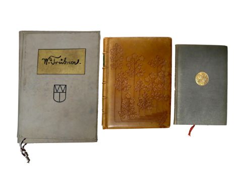Drei Einbände: Anfang 20. Jh.  ╔Enthält:╗ Grauer flex. Ganzleder mit goldgepräg. Vign., Rtitel u. Kopfgoldschn. (Huch,R. Neue