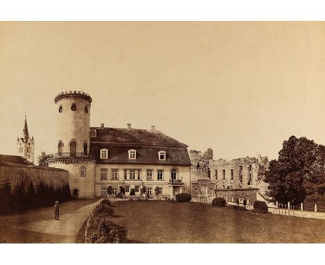 Cesis (dt. Wenden).: Das neue Schloss Cesis mit dem Herrenhaus mit Lademacherturm aus dem 18. Jh., rechts die Ruinen der Kern