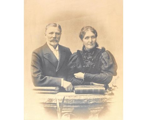 Riess, Ernst: (1884 Tuttlingen - Freiburg i. Br. 1962). Mädchenportrait. Kreidezeichnung. 1923. 36,6 x 29 cm.  ╔Dabei: Anonym