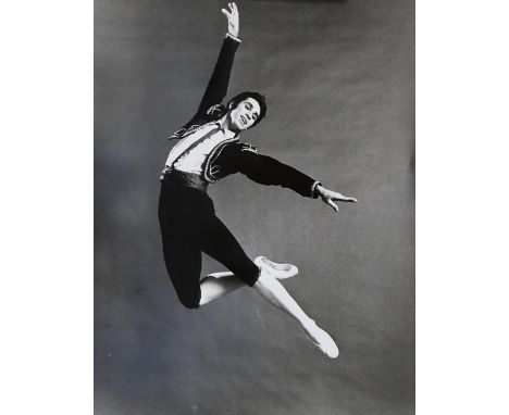 Ballett.: Sammlung von 25 Einzelportraits junger Tänzer in Tanzposen. USA, ca. 1965 bis 1985. Pressefotos in schwarzweiß, übe