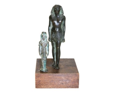 Uschebtis Bronze.: Paar Figuren, auf Holzsockel montiert. Bronze mit dunkl. Patina u. Grünspanansatz. H: Figuren 9 u. 14,5 cm