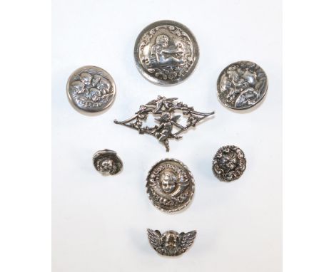 Engelsknöpfe.: Acht Knöpfe, tlws. England, Sterlingsilber. Ca. ab 1899. Dabei folgende Silberknöpfe: London, 1899, Meister J.