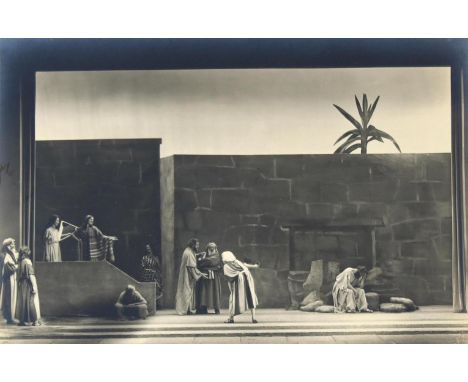 Siegbert, Bauer: (1908-1944). Oberammergauer Passionsspiele. 14 Sibergelatineabzüge. 1934. 14,4 x 21,4 cm - 39,6 x 30 cm. 9 m