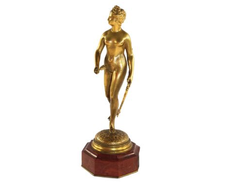 Houdon, Jean-Antoine: (1741-1828) nach. Diana mit Pfeil und Bogen. Goldfarben patinierte Bronze auf leicht gewölbter runder P