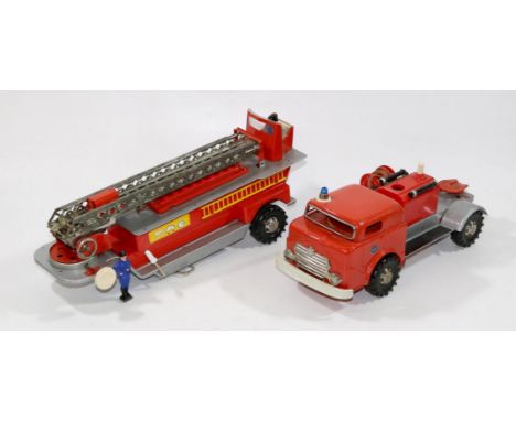 Feuerwehr Gama 2622.: Feuerwehr, Blech Kunststoff, Mit langem Leiterwagen. Friktionsantrieb. Guter Originalzustand mit 2 Feue