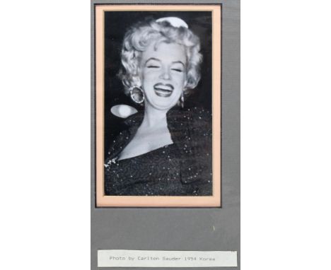 Monroe, Marilyn,: Schauspielerin (1926-1962). Portraitaufnahme der lachenden Schauspielerin, Korea 1954. Silbergelatinabzug v