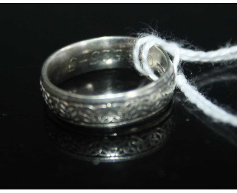 A 9ct white gold Celtic knot decorated wedding band, 4.2g, size L 