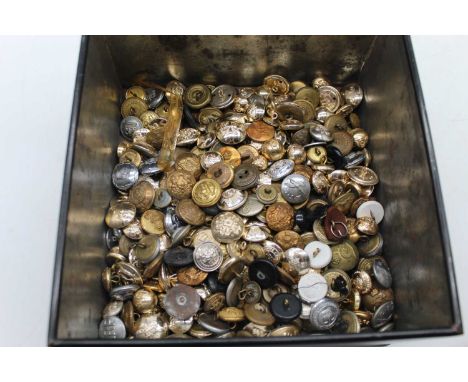 Mixed vintage buttons, mainly military examples 