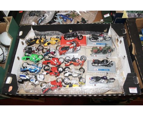 A collection of scale model motorcycles to include Maisto Harley Davidson 2000 Sportster, Triumph Speed Triple, Triumph Thund