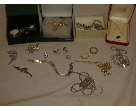 A selection of various costume jewellery including 9ct gold eternity-style ring, 18ct gold signet ring (af), various brooches