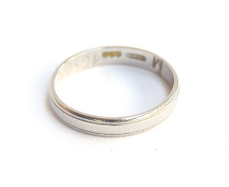 A platinum wedding band, size K, approx. 2.5g 