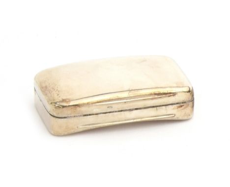 A George III curved silver snuff box by William Boot, London 1805, of plain design with silver gilt interior, 3.3x5.6cm 