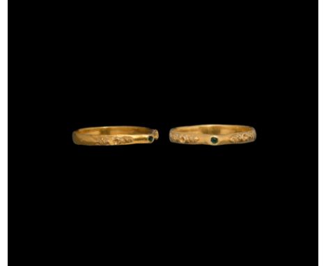 13th-15th century AD. A gold finger ring with D-section hoop, floral designs in raised relief at the shoulders, 'pyramidal' b