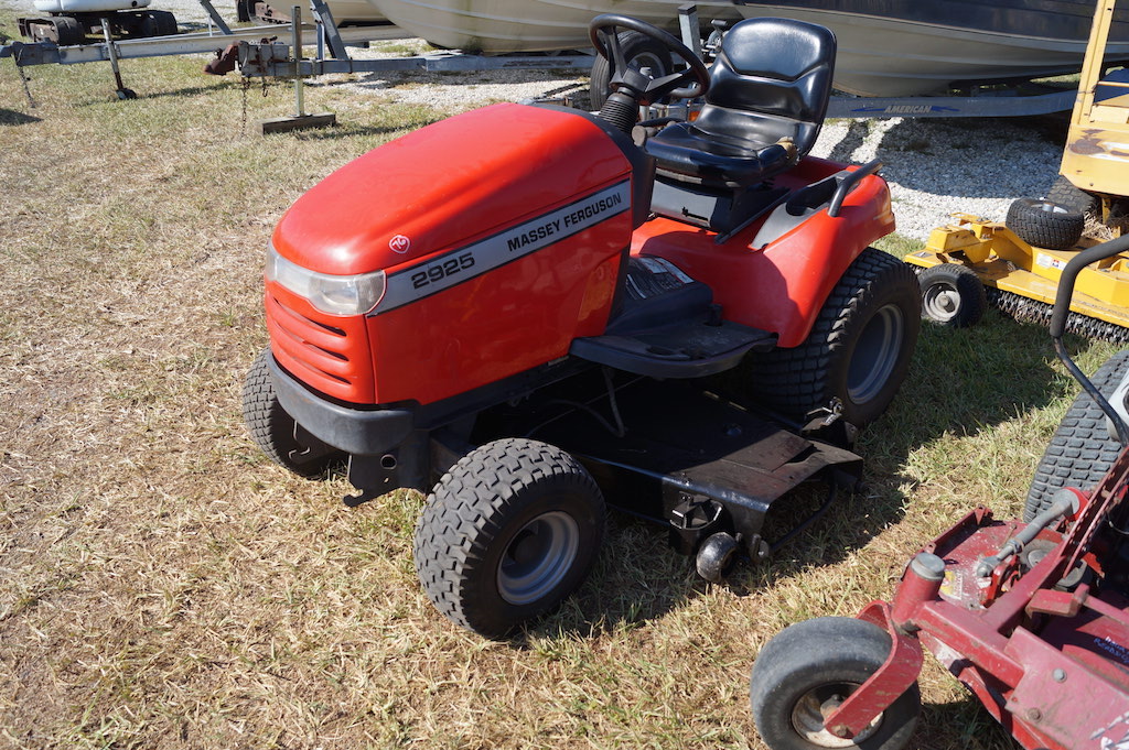 Massey Ferguson 2925 54in Riding Lawn Mower Runs, 0,791 hours.