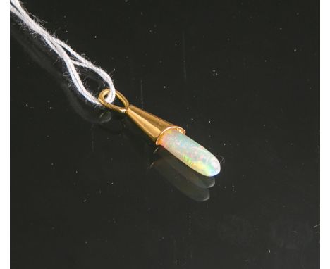 Opal Kettenanhänger 750 GG, gestempelt: Feingehalt, Gesamtlänge ca. 26,5 mm, Dm. ca. 4,5mm, Gewicht ca. 1,2 g. Tragespuren.