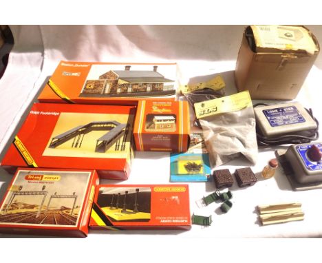 OO scale Hornby kits to include Dunster station, footbridge and signal box, all appear complete/unchecked plus R573 colour li