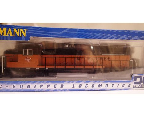 HO scale Bachmann 60308, GP40 diesel Milwaukee Road, Livery 2001, DCC in excellent to near mint condition, box with storage w