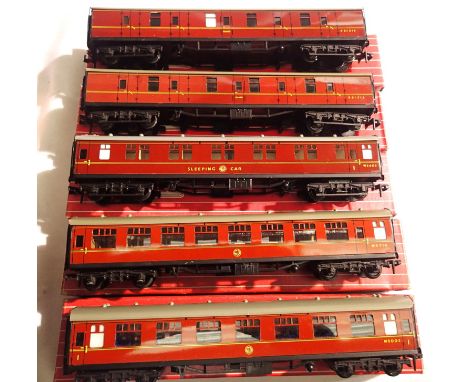 Hornby Dublo coaches x5, maroon, comprising 4052 and 4063 corridor coaches, 4075 brake passenger x2 and 4078 sleeping car, mo