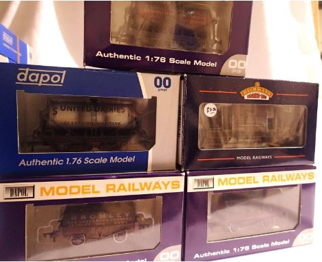 OO scale rake of x5 Dapol B1013 Bell Bros 12T Hoppers, Bachmann 37-527, 20 ton brake van, all weathered in very good conditio