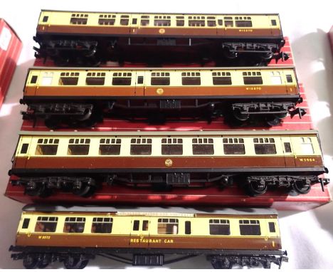 Hornby Dublo coaches x4, chocolate/cream, comprising: 4050 composite x2, 4001 composite all in good condition and boxed, and 