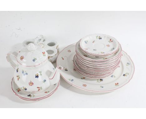 Extensive Villeroy &amp; Boch Petite Fleur porcelain part dinner service, consisting of twenty dinner plates, a teapot, seven