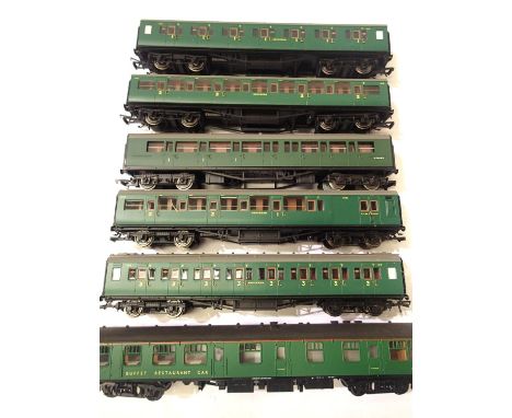 Five Hornby Southern Green coaches and Bachmann buffet restaurant car in very good condition, unboxed. P&amp;P Group 2 (£18+V