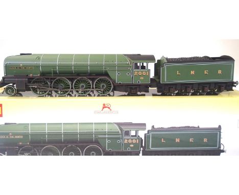 Hornby R3207 class 2P Cock O' The North, 2.8.2 and tender, LNER Green 2001, near mint condition, boxed. P&amp;P Group 1 (£14+