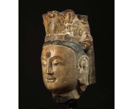 TRÈS RARE ET IMPORTANTE TÊTE DE BODHISATTVA EN PIERREDynastie des Qi du Nord (550 – 577 ap. J.-C)AN IMPORTANT AND EXTREMELY R