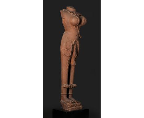 STATUE DE DIVINITÉ FÉMININE EN GRÈS ROUGEInde du Nord, Rajasthan, vers XIe siècleA RED SANDSTONE FIGURE OF A FEMALE DEITYNort