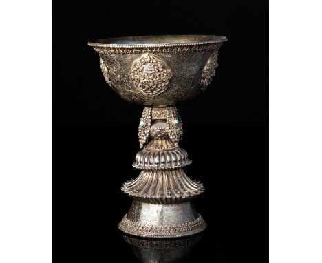 LAMPE À BEURRE EN ALLIAGE D'ARGENTTibet, XIXe siècleA SILVER ALLOY BUTTER LAMPTibet, 19th centurySet on a domed lotus base wi