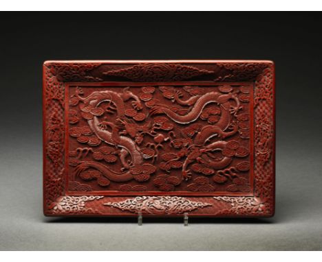 PLATEAU RECTANGULAIRE EN LAQUE CINABRE SCULPTÉ À DÉCOR DE DRAGONSXIXe siècleA CARVED CINNABAR LACQUER RECTANGULAR 'DRAGON' TR