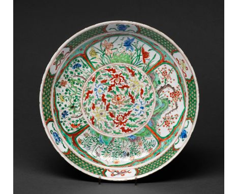 PLAT EN PORCELAINE DE LA FAMILLE VERTEÉpoque Kangxi (1662-1722)A FAMILLE VERTE DISHKangxi (1662-1722)With rounded everted sid