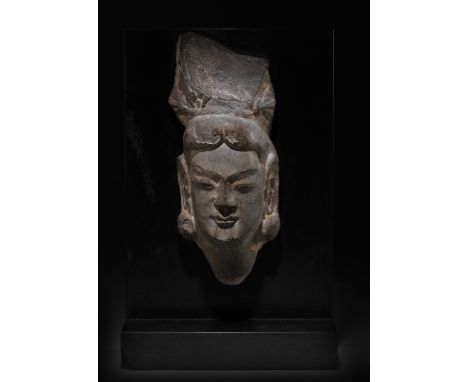 TRÈS RARE TÊTE DE BODHISATTVA EN PIERRE SCULPTÉEDynaste des Wei du Nord (386-535)A VERY RARE STONE HEAD OF A BODHISATTVA Nort