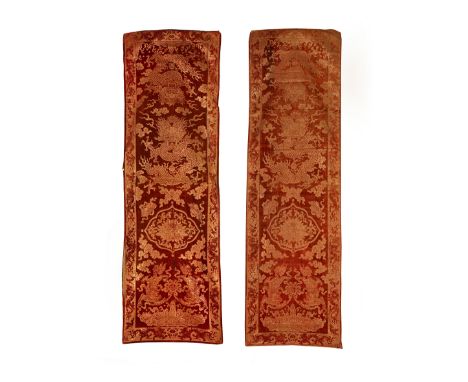 PRESQUE PAIRE DE HOUSSES DE SIÈGES EN VELOURS À DÉCOR DE DRAGONSFin de la dynastie Qing (1820-1911)A NEAR PAIR OF CUT-VELVET 