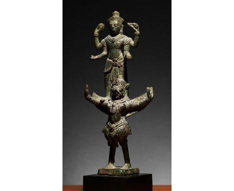 GROUPE REPRÉSENTANT VISHNU PORTÉ PAR GARUDA EN ALLIAGE DE CUIVRECambodge, style d'Angkor Vat, XIIe siècleA COPPER ALLOY GROUP