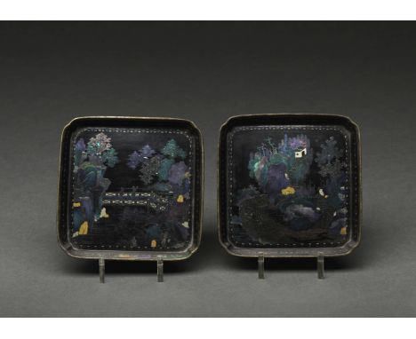 PAIRE DE PLATEAUX CARRÉS EN LAQUE NOIR INCRUSTÉ DE NACREÉpoque Kangxi (1662-1722)A PAIR OF MOTHER-OF-PEARL INLAID SQUARE BLAC